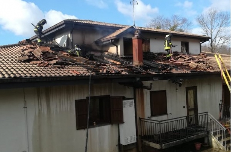 Serra, a fuoco il tetto di una casa: 3 ore di intervento per domare le fiamme