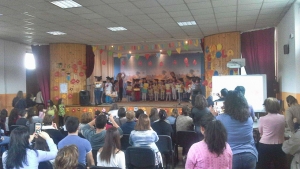 Canti, balli e poesie: festa di fine anno per i bambini della &#039;Tedeschi&#039; di Serra