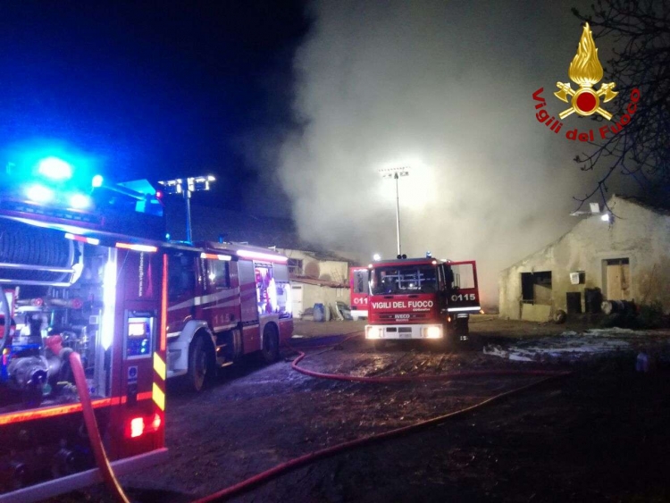 Incendio in un fienile nel Vibonese, sul posto due squadre dei vigili del fuoco