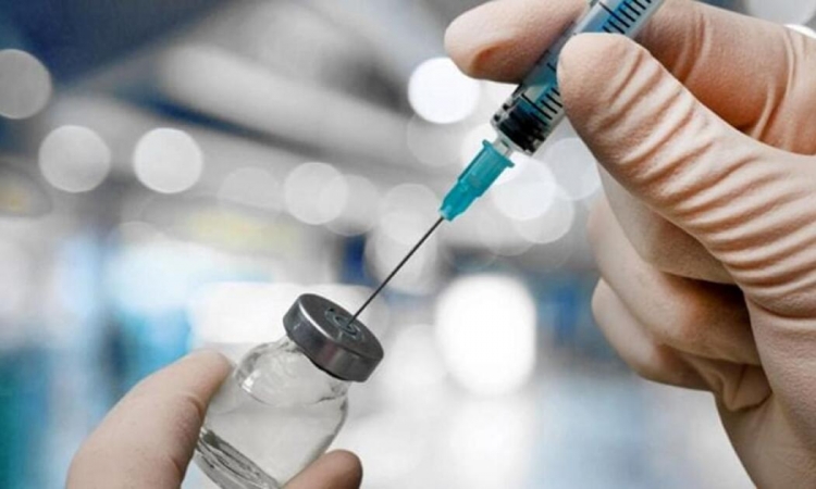 Vaccini anti-Covid, attivata la prenotazione per le persone over 70