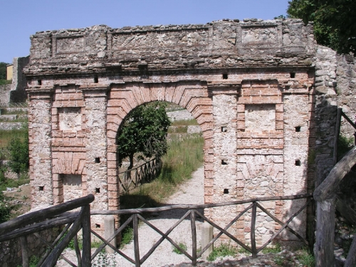 Il portale della fonderia (foto tratta dal sito web del Mufar: museorealiferrieremongiana.it)