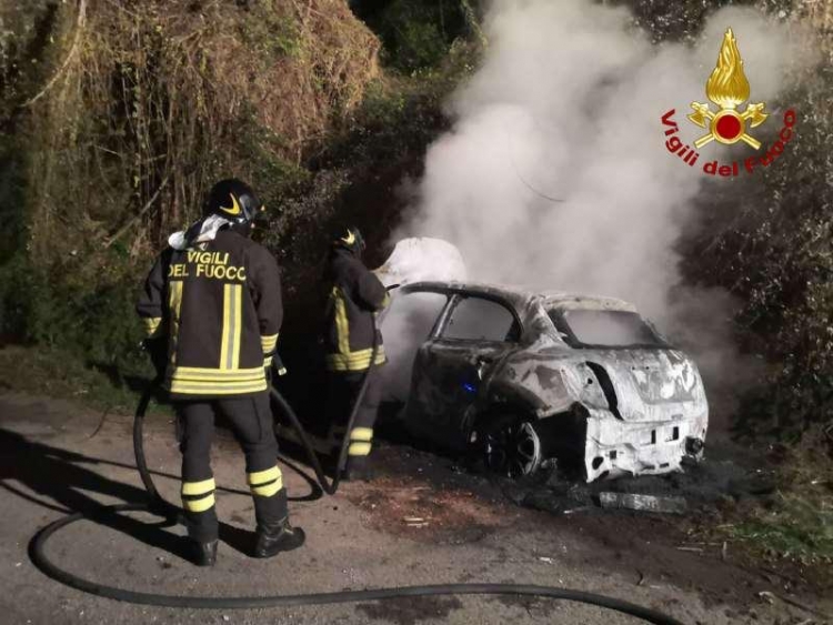 Auto distrutta da un incendio nel Vibonese