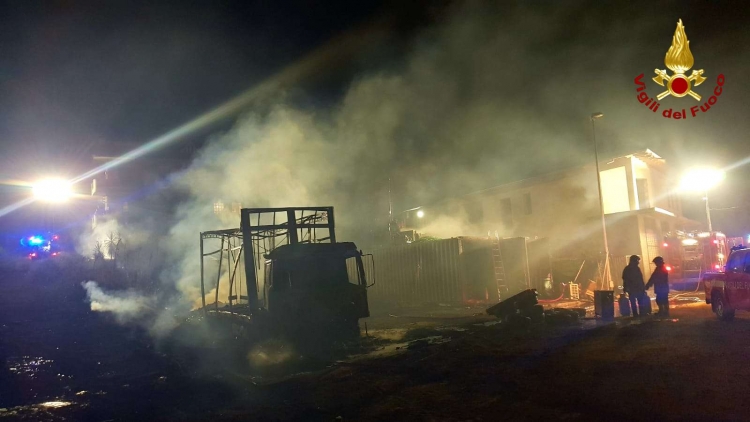 Camion e container in fiamme nel Vibonese, sul posto 18 unità dei vigili del fuoco