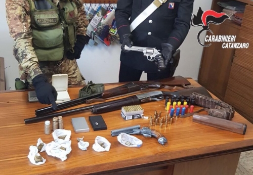 Armi, munizioni e stupefacenti scoperti dai carabinieri a Chiaravalle