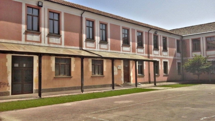 Serra, Tassone annuncia la soluzione per la scuola elementare: «Lezioni solo di mattina»