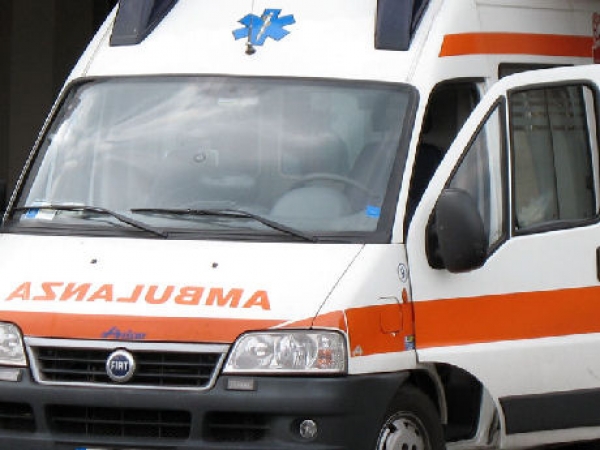 Serra, manca l&#039;ambulanza: 46enne trovata priva di sensi in casa soccorsa dall&#039;Aval