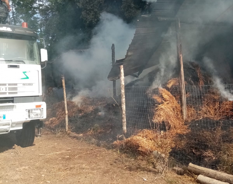 Incendio distrugge il fienile di un’azienda agricola a Vallelonga