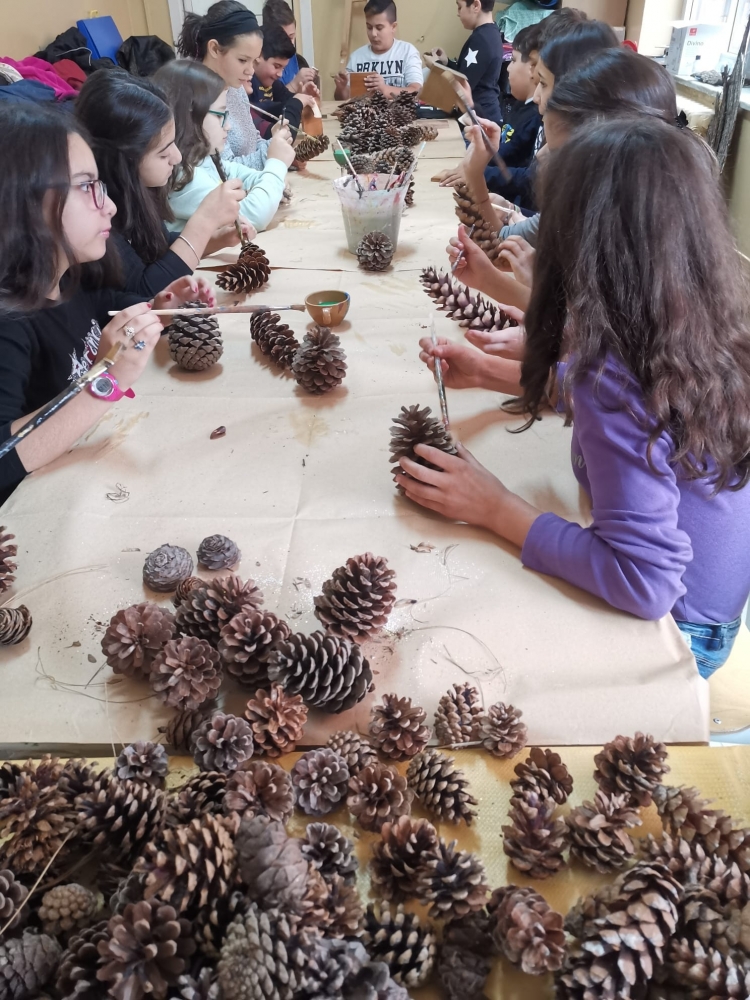 Serra, gli alunni delle Medie a lavoro per la realizzazione di manufatti natalizi - FOTO