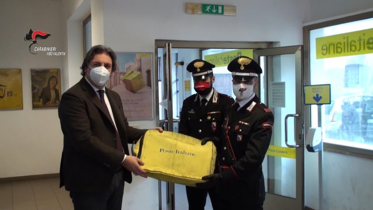 Pizzo, i carabinieri recuperano e restituiscono alle Poste i 60mila euro oggetto della rapina