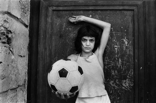 La bambina con il pallone, 1980, foto di Letizia Battaglia (5 marzo 1935 - 13 aprile 2022)
