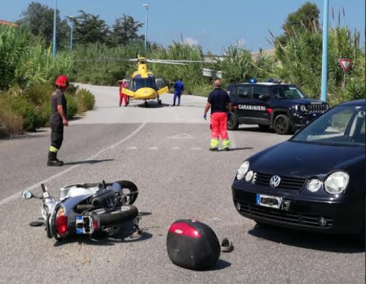 Incidente tra un’auto e un motociclo nel Vibonese, una persona trasportata in elisoccorso a Catanzaro