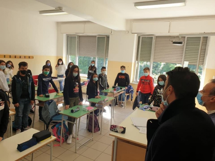 Il sindaco di Serra incontra gli alunni delle scuole prima del suono della campanella
