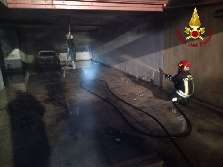 Pizzo, auto in fiamme nel parcheggio seminterrato di un condominio
