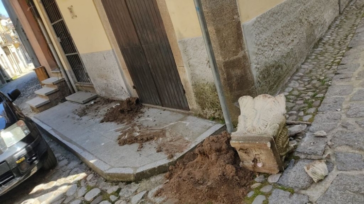 Vandali in azione nel centro storico di Serra, divelto il vaso portafiori dell’associazione Delecta Iter