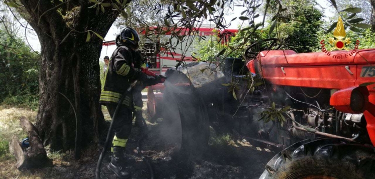 Trattore in fiamme nel Vibonese, i vigili del fuoco limitano i danni