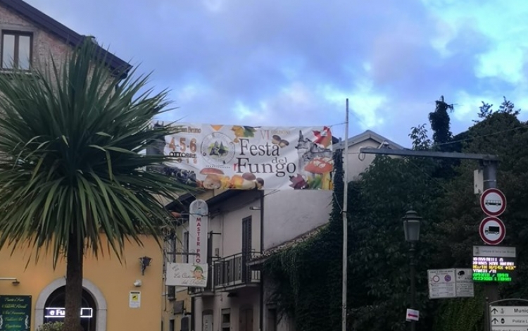 Serra, il maltempo non ferma la “Festa del Fungo”. Sold out nei ristoranti della zona