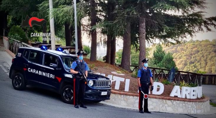 Tentano di entrare nella caserma dei carabinieri sferrando calci e pugni: arrestate due persone nel Vibonese