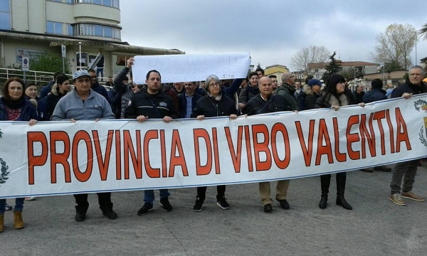 Si inasprisce la protesta dei dipendenti della Provincia di Vibo: bloccato l&#039;ingresso dell&#039;ente