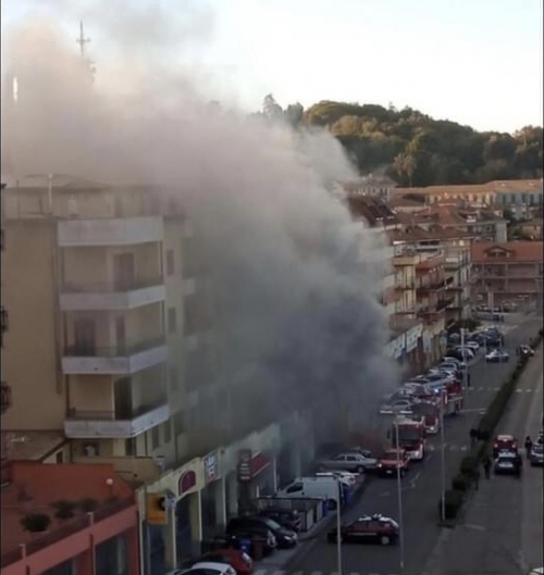 Pauroso incendio in un magazzino a Vibo, non si registrano feriti