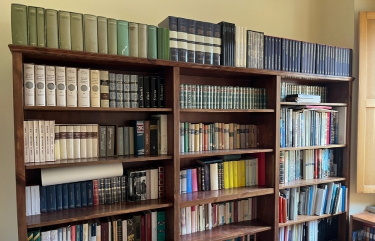 Serra, la biblioteca comunale “Enzo Vellone” accoglie oltre 4000 volumi del “Fondo Franco Tassone”
