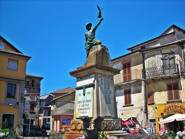 Serra, restauro completo per il Monumento ai Caduti: l’intervento finanziato da un’azienda locale