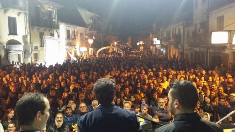 Serra, Liberamente scende in piazza contro l’«“Accurduni”» Censore-Salerno