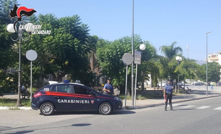 Soverato, all&#039;arrivo dei carabinieri butta la cocaina nel water: in manette un 38enne