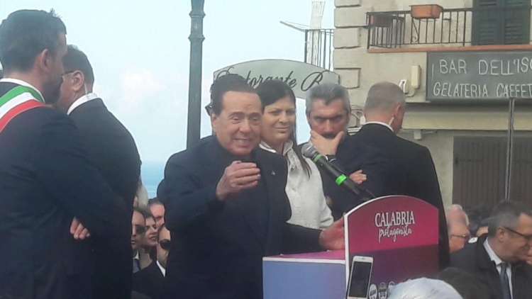 Berlusconi dal palco di Tropea: «Conosco la Santelli da 26 anni, ma non me l’ha mai data» | VIDEO