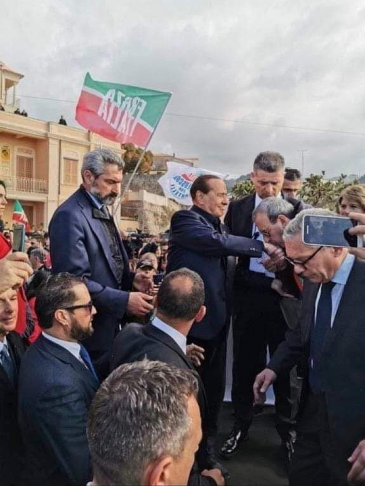 Il baciamano a Berlusconi con la fascia tricolore, è polemica per il gesto del sindaco di Soriano