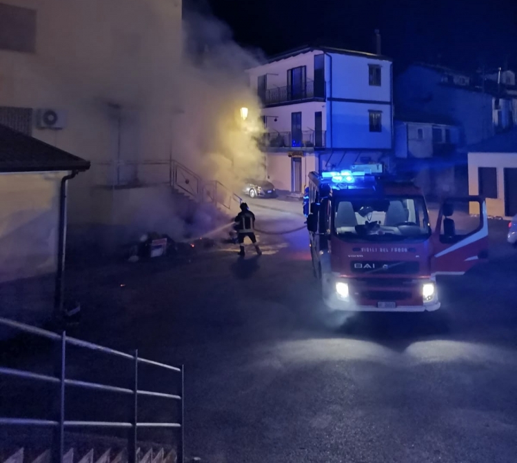 Rifiuti in fiamme in pieno centro a Serra, sul posto i vigili del fuoco