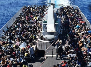 Vibo, sbarcata una nave con oltre 600 migranti: a bordo anche 16 morti