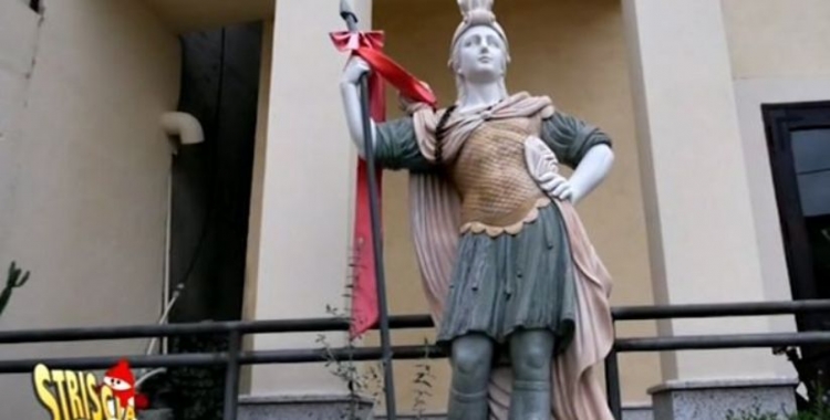 Guardavalle, rimossa la statua donata dai Gallace