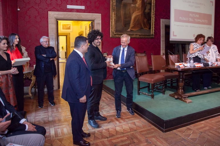 (Francesco Schiavello riceve il premio Regula dal Presidente dell&#039;Istituto Nazionale di Geofisica e Vulcanologia Carlo Doglioni e da Riccardo Dell&#039;Anna)