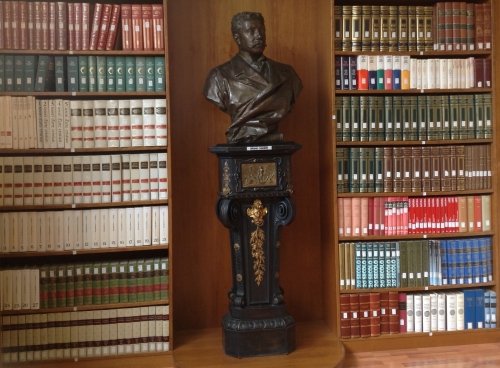 Il busto bronzeo di Bruno Chimirri nella biblioteca provinciale (a lui intitolata) di Catanzaro