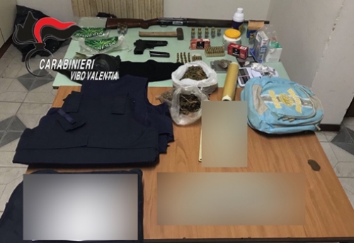 Droga, armi e oggetti usati per i rituali di affiliazione alla ‘ndrangheta: due arresti a Nicotera