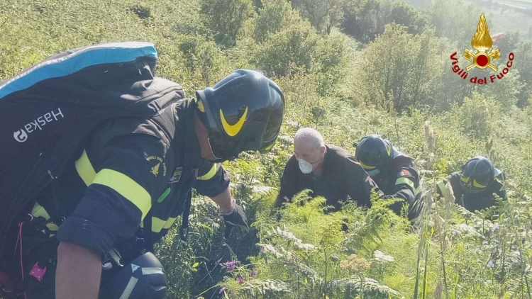 Cade facendo parapendio nel Vibonese, salvato dai vigili del fuoco - VIDEO