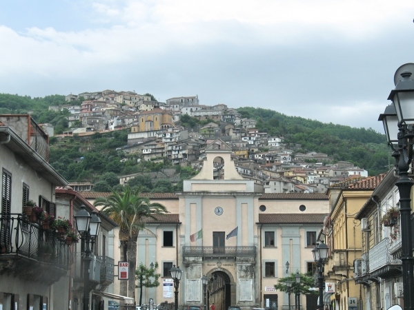 Una veduta del centro storico di Soriano Calabro. In basso il link alla diretta streaming della Cumprunta