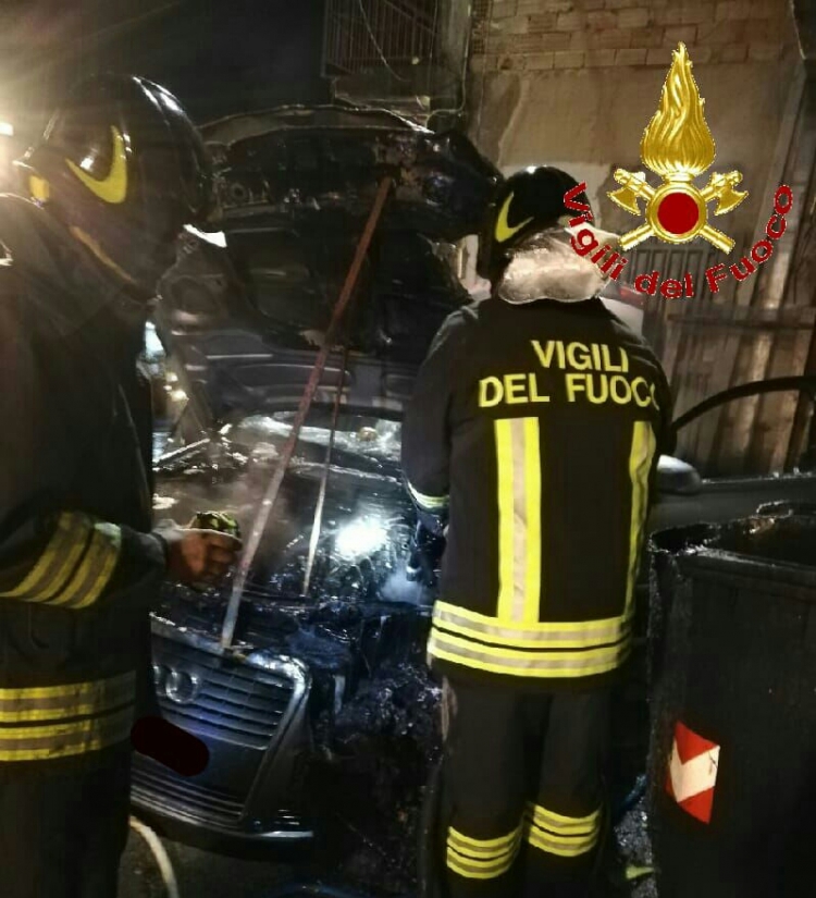 Auto interessata da un incendio a Maierato, intervengono i vigili del fuoco