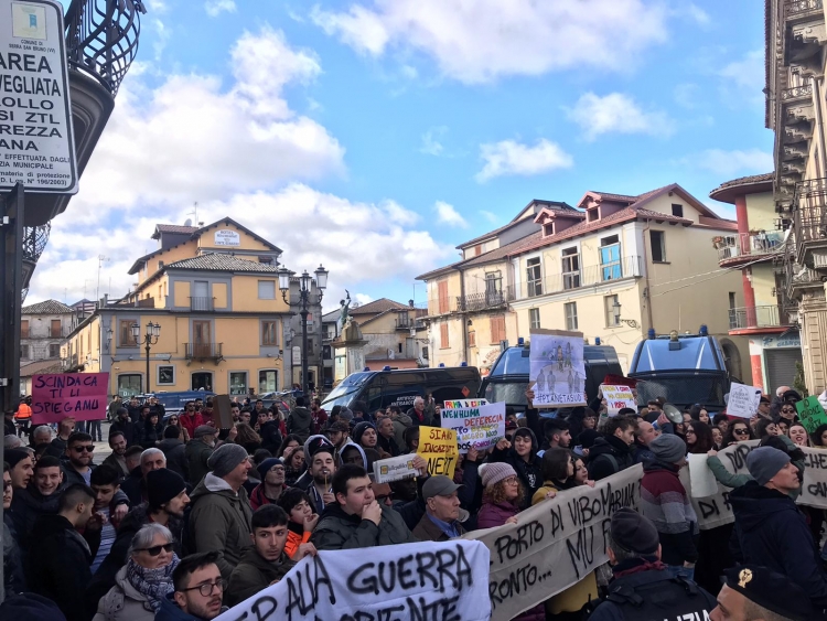 Anche cori e striscioni contro Salvini: «Serra non si lega»