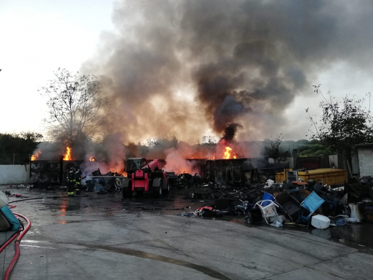 Incendio in un deposito di rifiuti nel Vibonese, l’Arpacal rassicura: «Valori dell’aria nella norma»