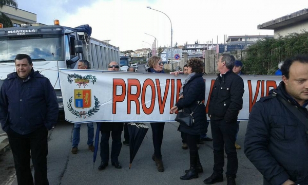 Vibo, si inasprisce la protesta: i dipendenti della Provincia bloccano la strada