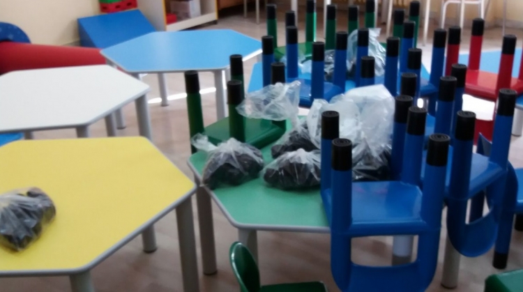 Il Comune di Serra consegna i banchi e le sedie agli alunni degli Istituti comprensivi